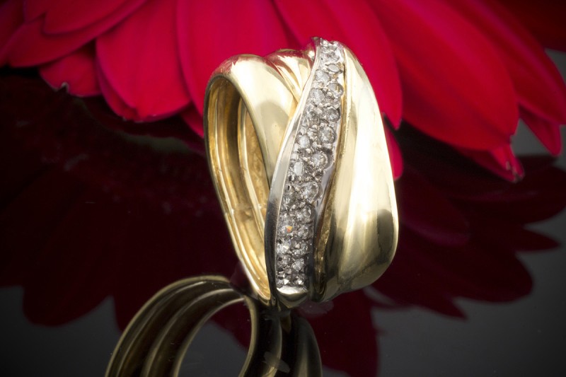 Schwungvoller 750er Gelbgold Ring mit feurigen Brillanten 0,30 Carat 