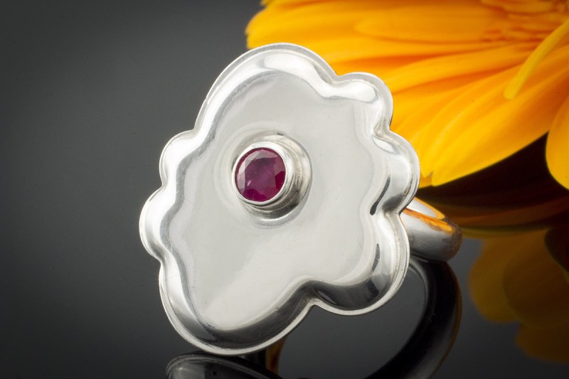 Goldschmiedearbeit Ring Kunstvoll mit 1 Rubin Platte drehbar in Weißgold 750 