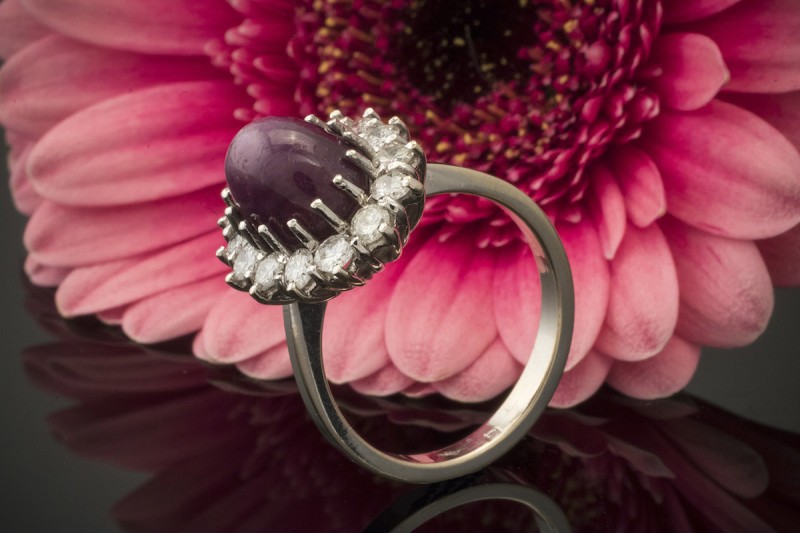 Sternrubin Ring mit Brillanten klassische Form in 750er Weißgold 