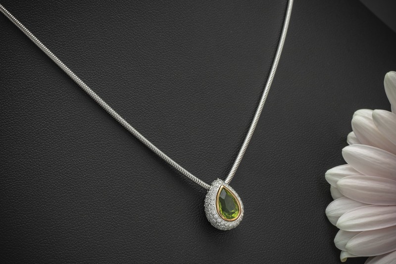 Peridot Collier Schlangenkette in 950er Platin Gelbgold Fassung und Brillanten 