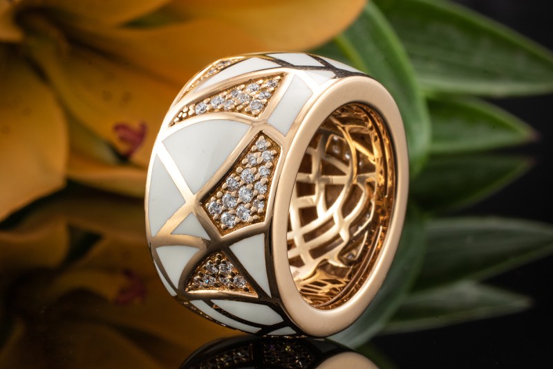 Leo Wittwer Ring mit Emaille Weiß Creme und Brillanten in 750er Rotgold 