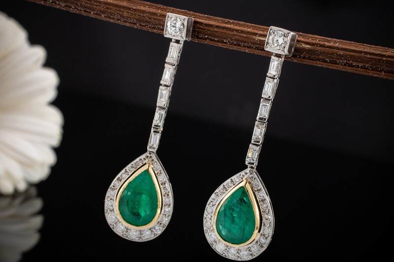 Lange Platin Ohrringe Ohrstecker Intensive Smaragd Tropfen und Diamanten 