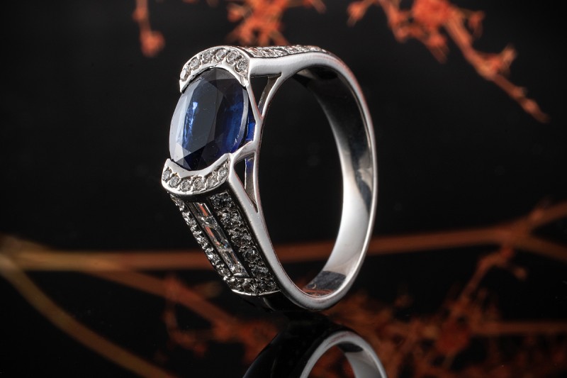 High Jewellery Arbeit Ring intensiver Saphir mit Top Diamanten Weißgold 