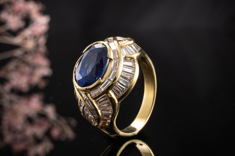 Hans Dieter Krieger Ring mit Traum Saphir und Diamanten in Gelbgold 750 
