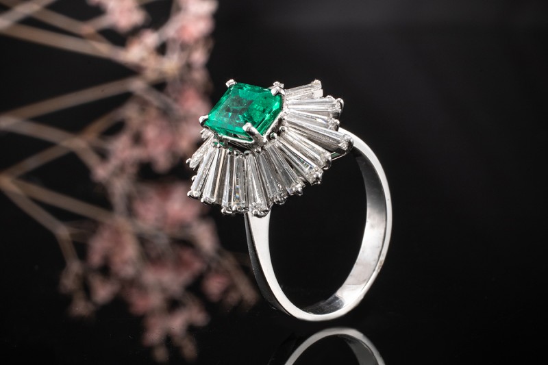 Traum Smaragd Ring Goldschmiedearbeit mit Trapez Diamanten Weißgold 750 