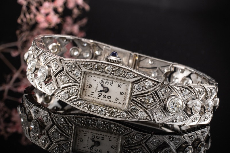 Antike Damen Armbanduhr mit üppigem Diamantbesatz in 950er Platin Arbeit 