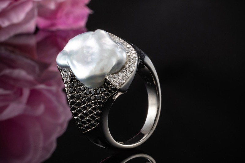 Ring mit Keshi Perle in geschwärztem Weißgold mit Diamanten Schwarz Weiß 