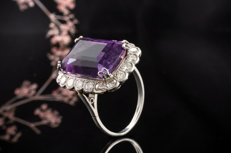 Art deco Ring mit 1 Amethyst und Diamanten in Platin Goldschmiedearbeit 