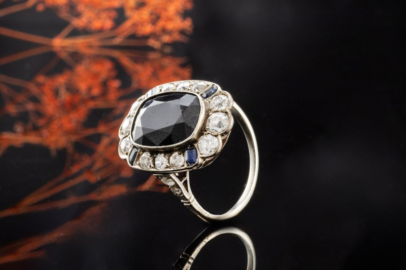 Antiker Ring Onyx Saphir Diamanten Goldschmiedearbeit 20er 30er Weißgold 