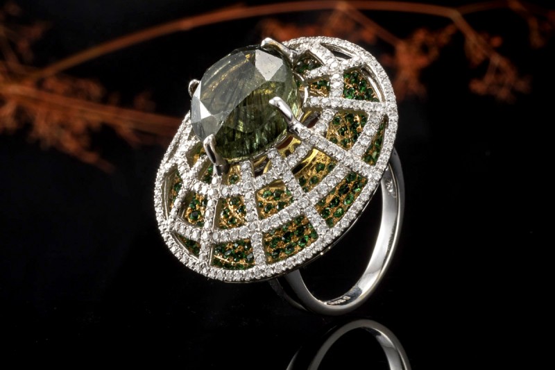 Exklusiver Cocktailring mit grünem Turmalin und Diamanten Weißgold 750 