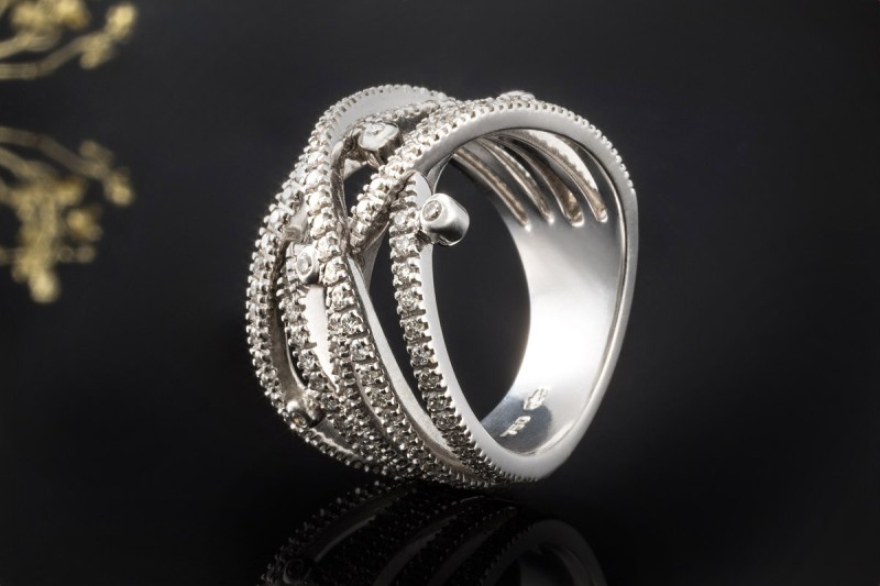 Al Coro Ring Großes Modell verspielt mit Diamanten in 750er Weißgold 