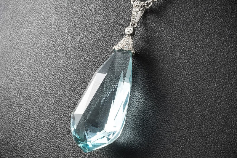 Vintage Anhänger 60 Ct. Natürlicher Aquamarin mit Diamanten in Weißgold 