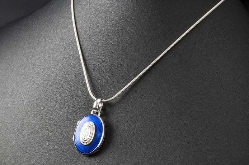 Victor Mayer Medaillon Anhänger mit Diamanten Emaille Blau Weißgold 750 