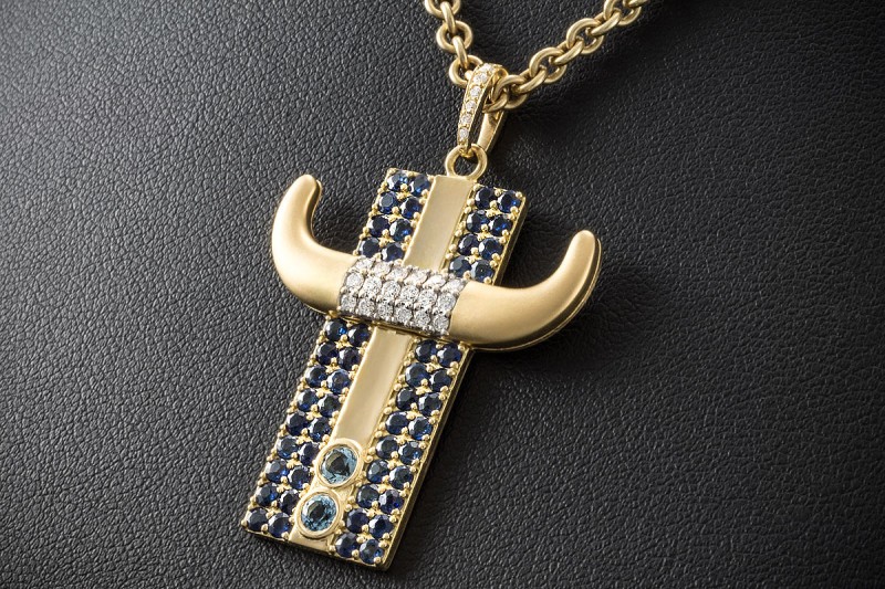 Jazychic Stier Sternzeichen Anhänger Blaue Saphire Diamanten in Gelbgold 