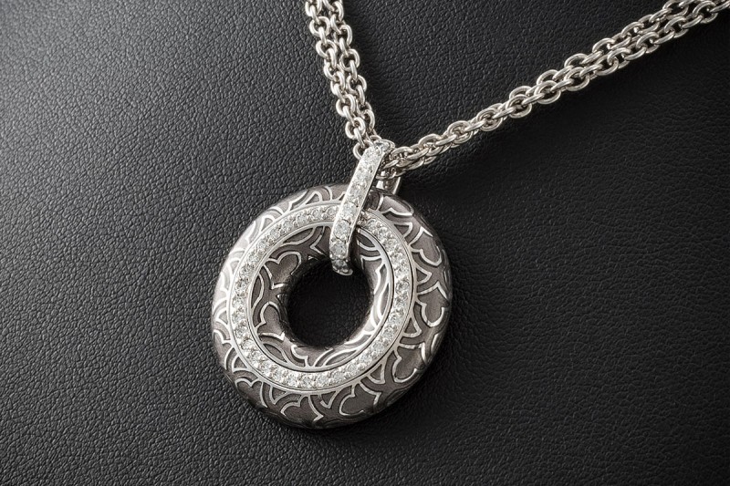 Kreisrunder Leo Wittwer Anhänger Emaille Grau Diamanten in Weißgold 750 