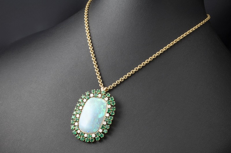 Großer ovaler Anhänger mit Opal Smaragd und Diamanten in 750er Gelbgold 