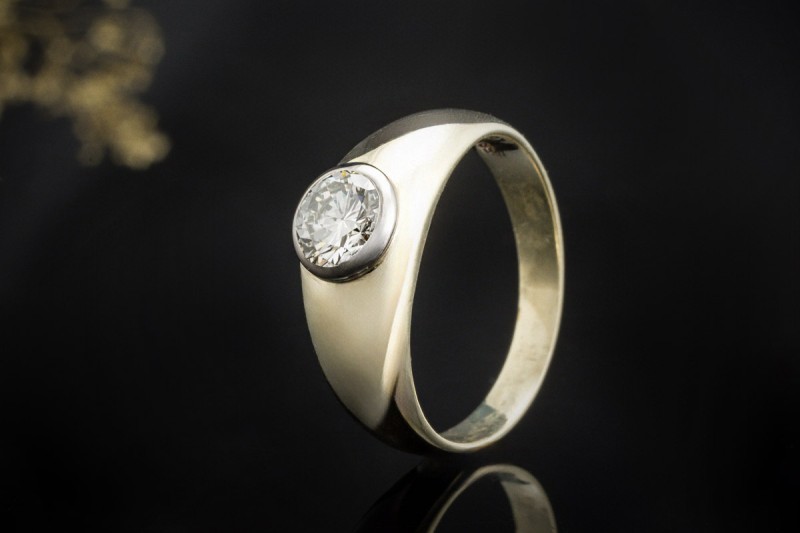 Klassischer Solitär Ring 1 Diamant im Brillantschliff Gelbgold Weißgold 