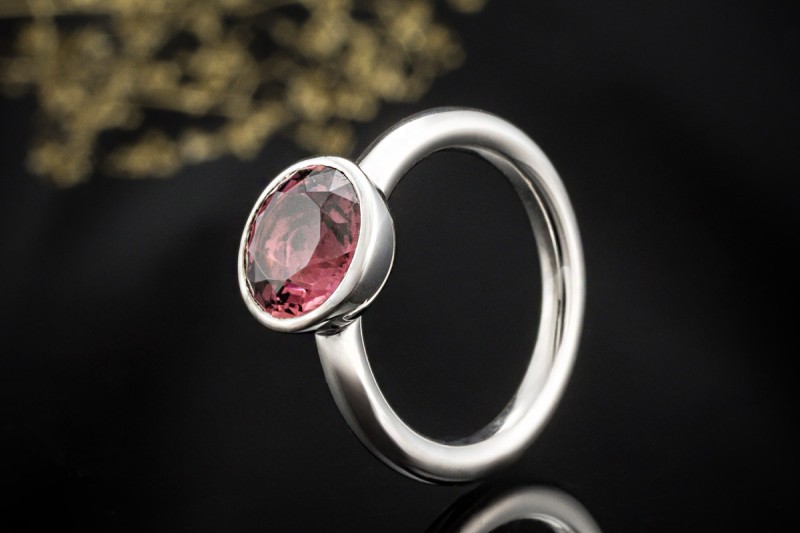 Solitär Ring mit großem Rhodolith im Rundschliff Massiv in Weißgold 750 