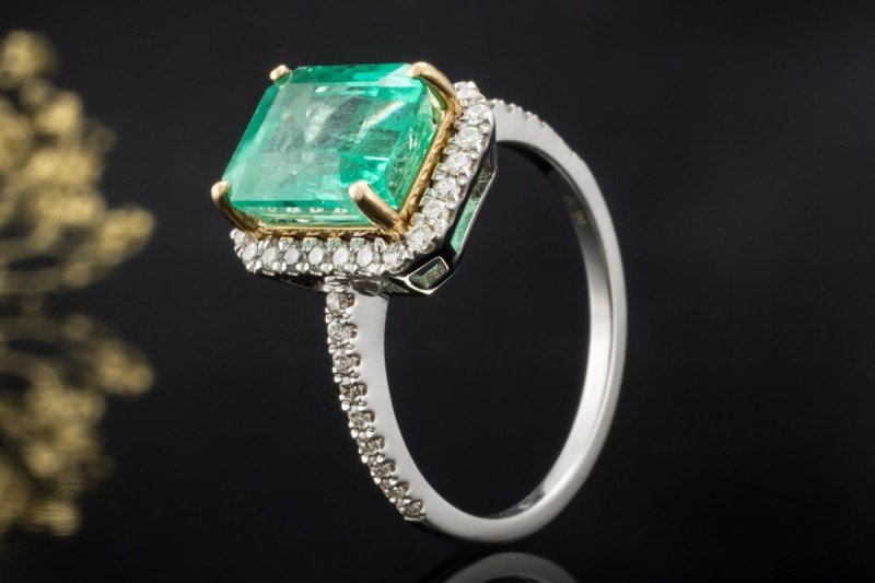 Ring Smaragd Emerald Cut gefasst in Gold mit Diamanten in 750er Weißgold 