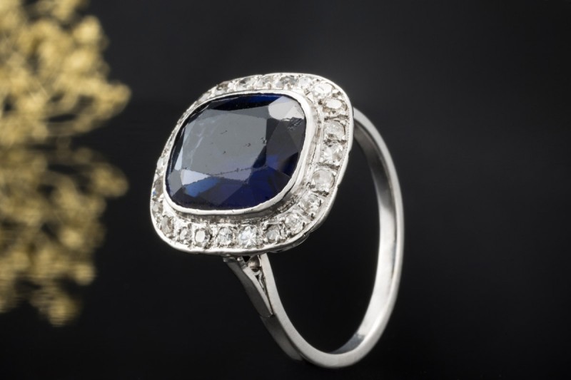 Antiker Saphir Ring mit Diamantkranz im Cushion Design in 750er Weißgold 