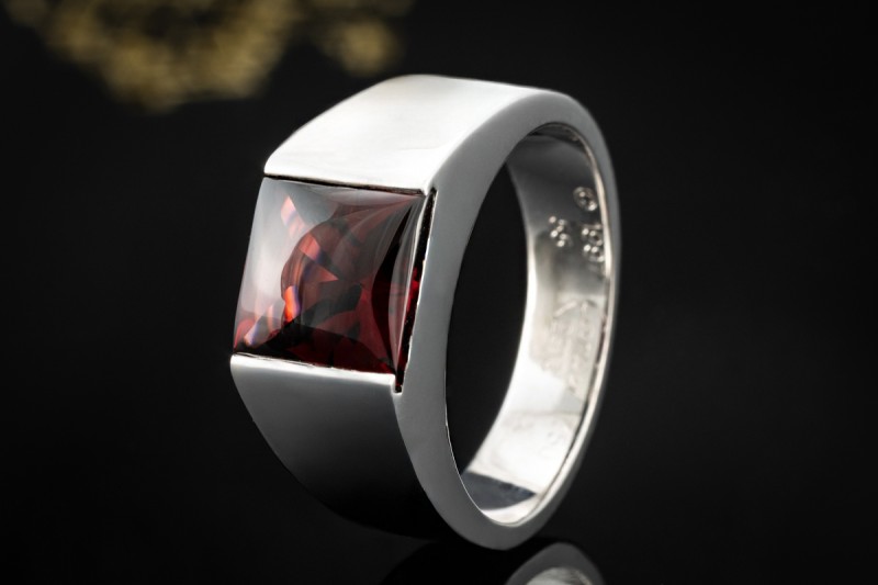 Cartier Tank Ring mit Granat Rhodolith Großes Modell in 750er Weißgold 
