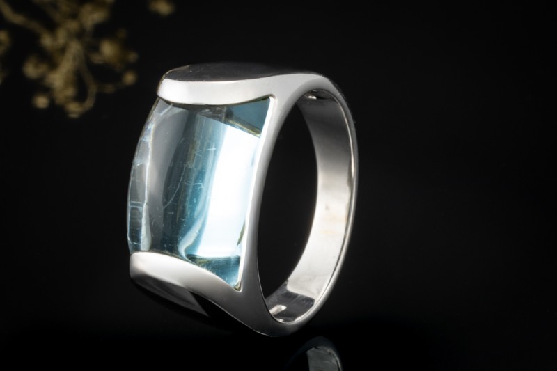 BVLGARI Ring mit blauem Topas Bulgari Tronchetto massiv in Weißgold 750 