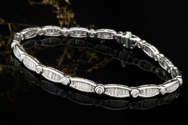 Funkelndes Armband beweglich mit Baguette Diamanten in 750er Weißgold 
