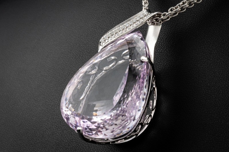 Großer facettierter Amethyst Anhänger Tropfen mit Diamanten Weißgold 750 
