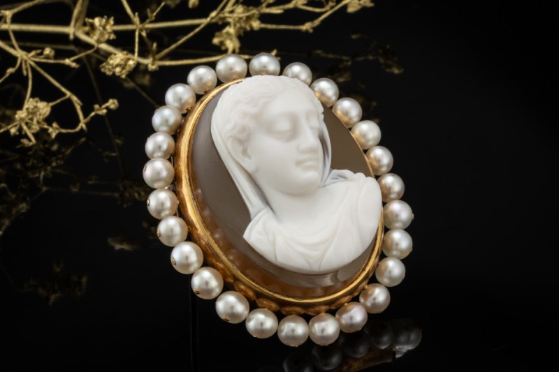 Antiker Klassiker Kamee-Brosche aus Achat mit Perlen in 585er Gelbgold 