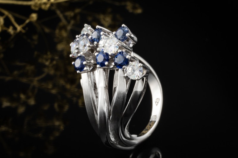 Verspielter Vintage Ring Saphire und Diamanten Blau Weiß in Weißgold 750 