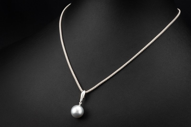 Südsee Perlencollier mit anschmiegsamer Seidenkordel in 750er Weißgold 