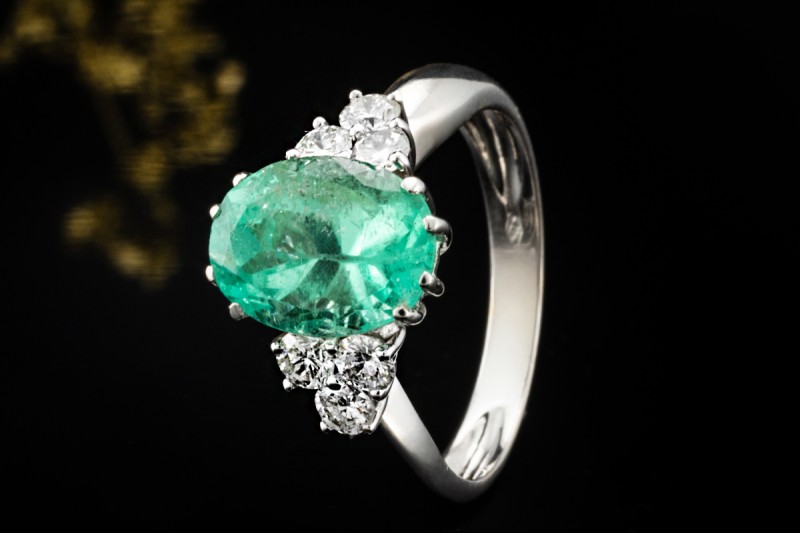 Smaragd Ring im Ovalschliff mit Diamanten Handarbeit in 750er Weißgold 