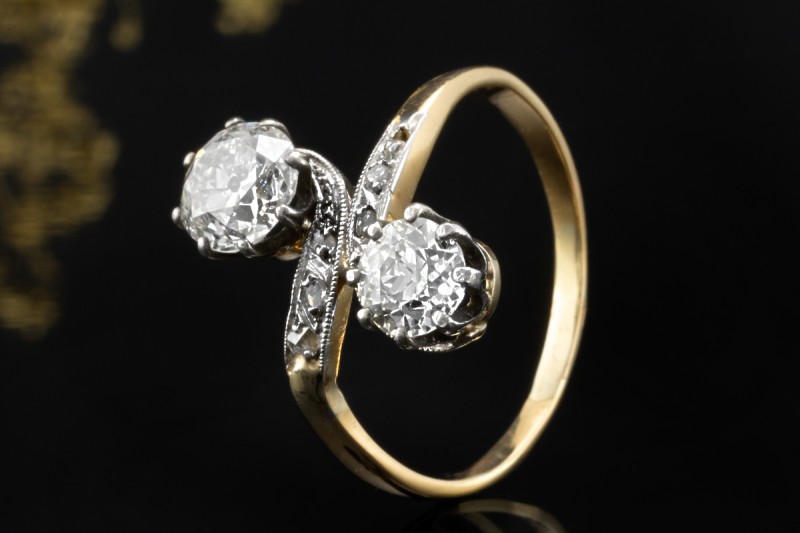 Antiker Ring feine Handarbeit mit Diamanten im Altschliff in Gelbgold 