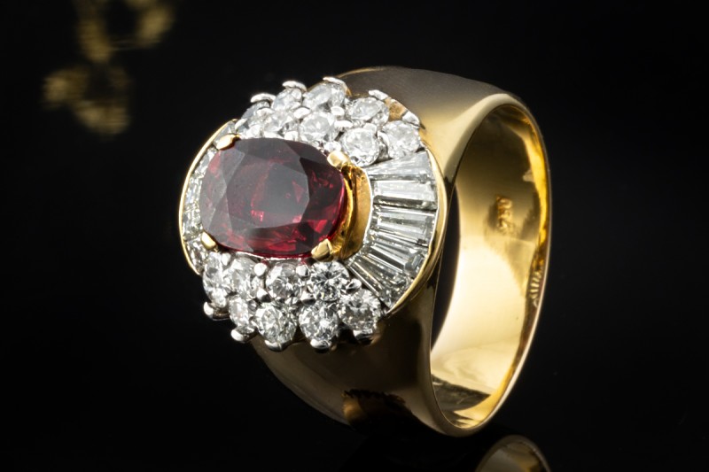 Cocktailring Ring mit Rubin und Trapez Diamanten in 750er Gelbgold 