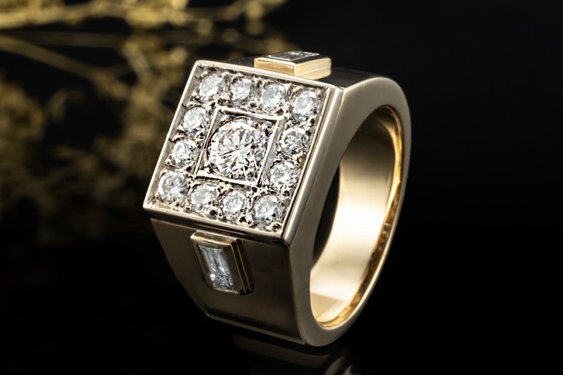 Siegelring Massiver Ring mit Diamanten Goldschmiedearbeit 750er Gelbgold 
