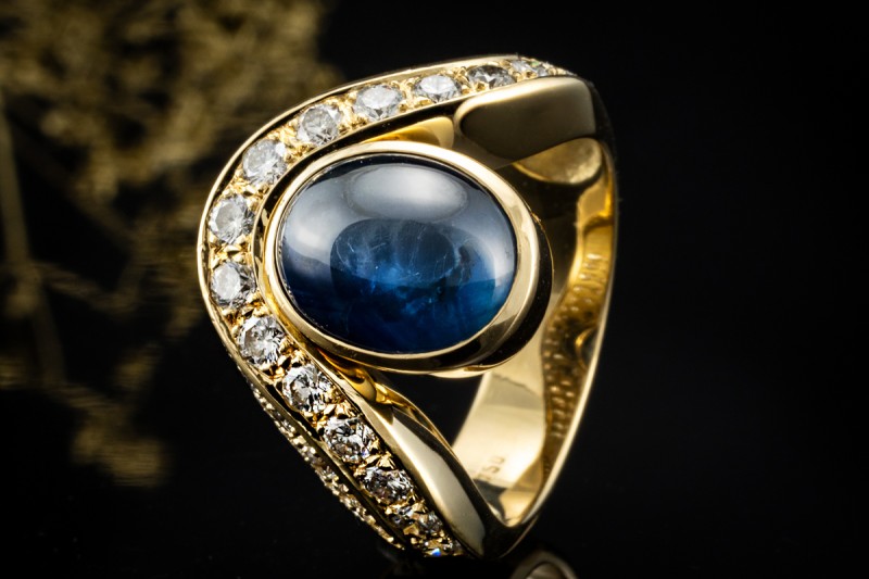 Imposanter Ring mit Cabochon Saphir formschön mit Diamanten Gelbgold 750 