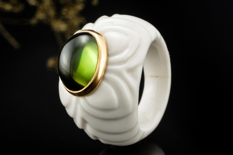 BVLGARI Ring Chandra mit grünem Turmalin Gelbgold 750 und weiße Keramik 