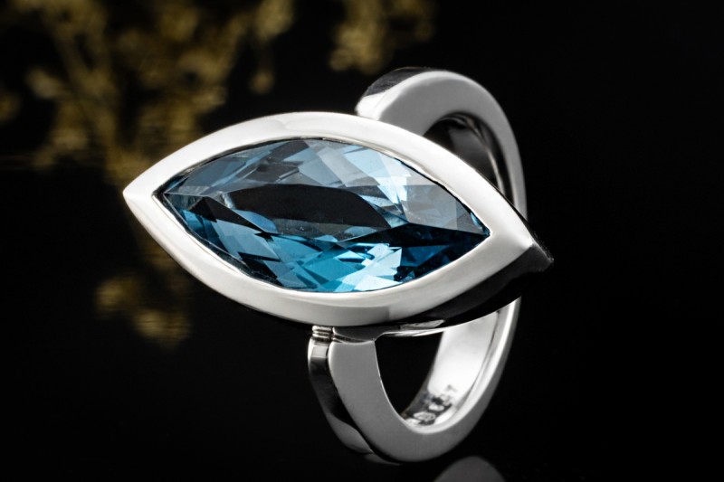 Ring Blauer Topas Edeltopas im Navetteschliff Massiv in 750er Weißgold 