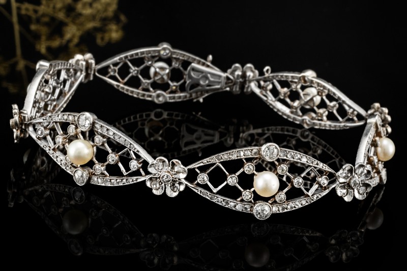 Antikes Armband Diamanten Perlen Blütenmotive detailverliebt in Platin 