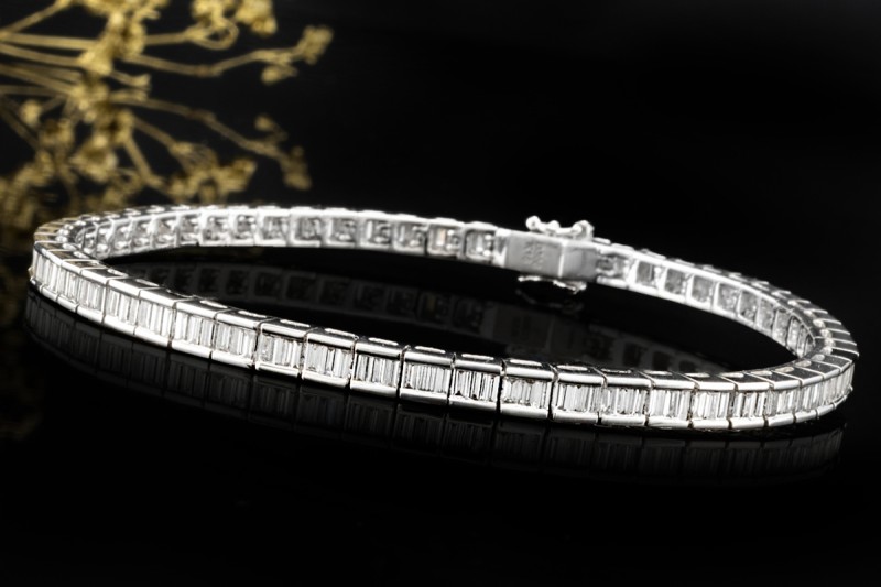 Luxuriöses Tennisarmband mit Baguetteschliff Diamanten in 750er Weißgold 