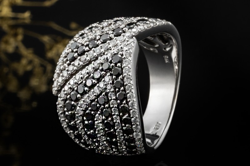Eleganter Weißgold Ring mit Diamanten Schwarz und Weiß im Wellendesign 