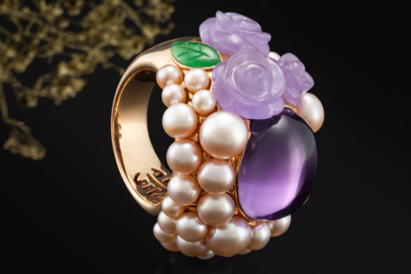 MIMÍ Cocktail Ring Blumen mit Amethyst Perlen und Jade in 750er Roségold 