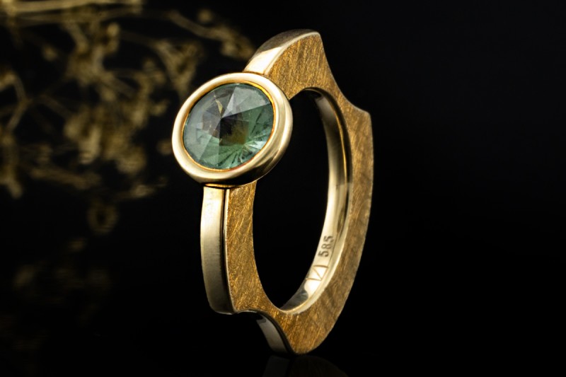 Niessing Solitär Ring mit grünem Stein Kratzmattes Design in Gelbgold 