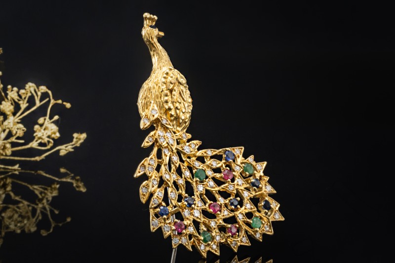 Pfauen Brosche Handarbeit mit Diamant Rubin Smaragd Saphir Gelbgold 750 