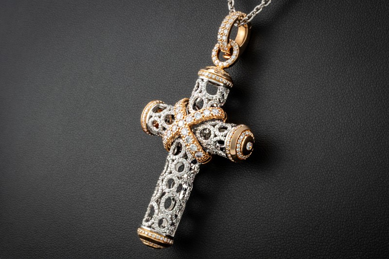 Leo Wittwer Kreuz Anhänger mit Diamanten in 750er Weißgold und Roségold 