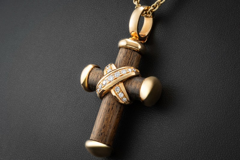 Leo Wittwer Kreuz Anhänger mit Diamanten und Holzarbeit in Roségold 750 