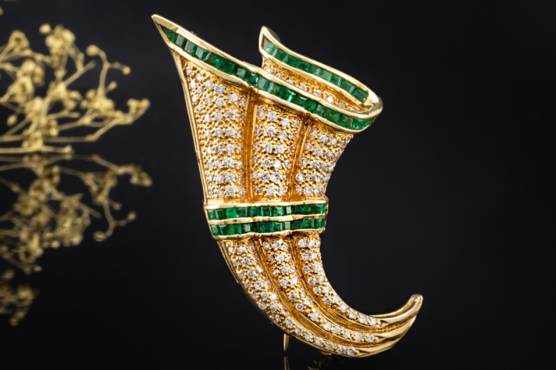 Brosche Füllhorn Diamanten und Carré Smaragde in 750er Gelbgold Arbeit 