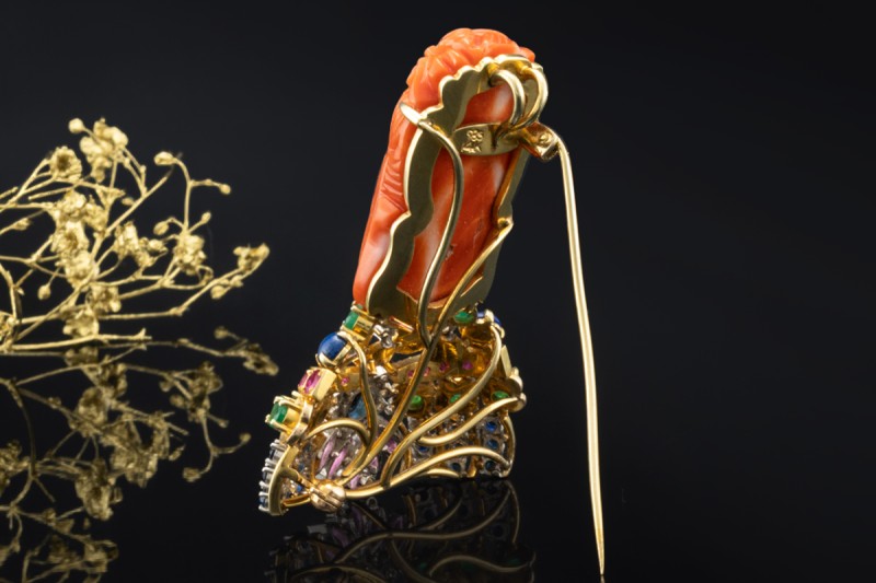 Buddha Brosche Anhänger mit Koralle Saphir Diamant Smaragd Rubin in Gold 