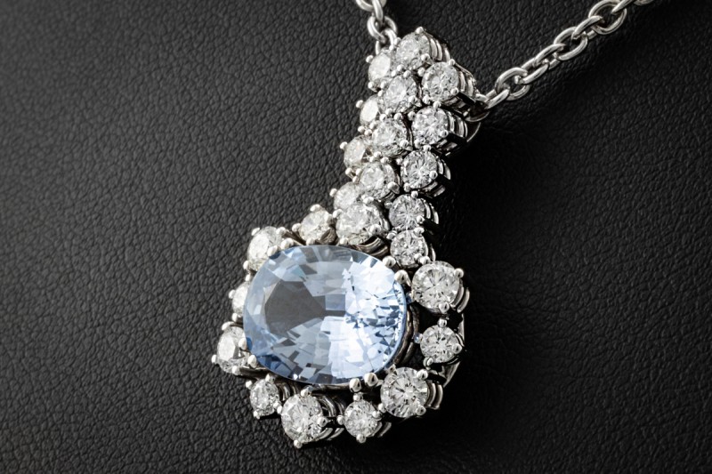 Saphir Anhänger mit Diamanten Bewegliche Handarbeit in 750er Weißgold 