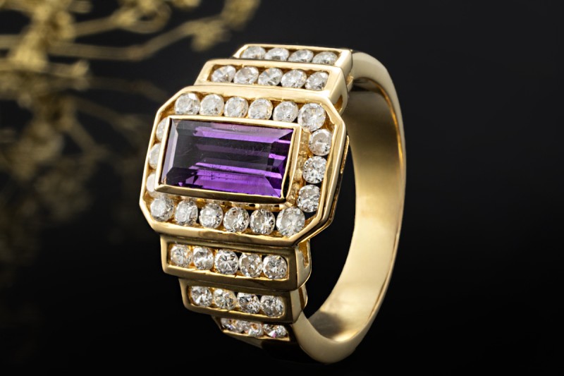 Ring Eckig mit Amethyst und Diamanten Goldschmiedearbeit in Gelbgold 750 